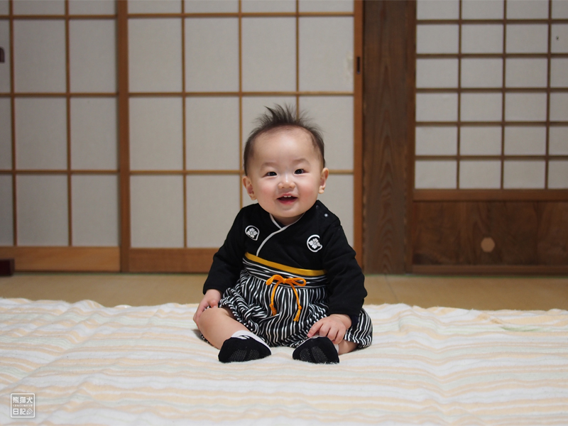 紋付袴の赤ん坊