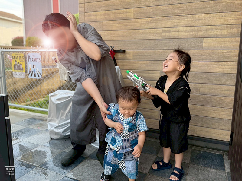 1歳児と4歳児の水遊び