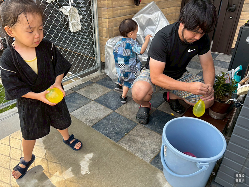 1歳児と4歳児の水遊び