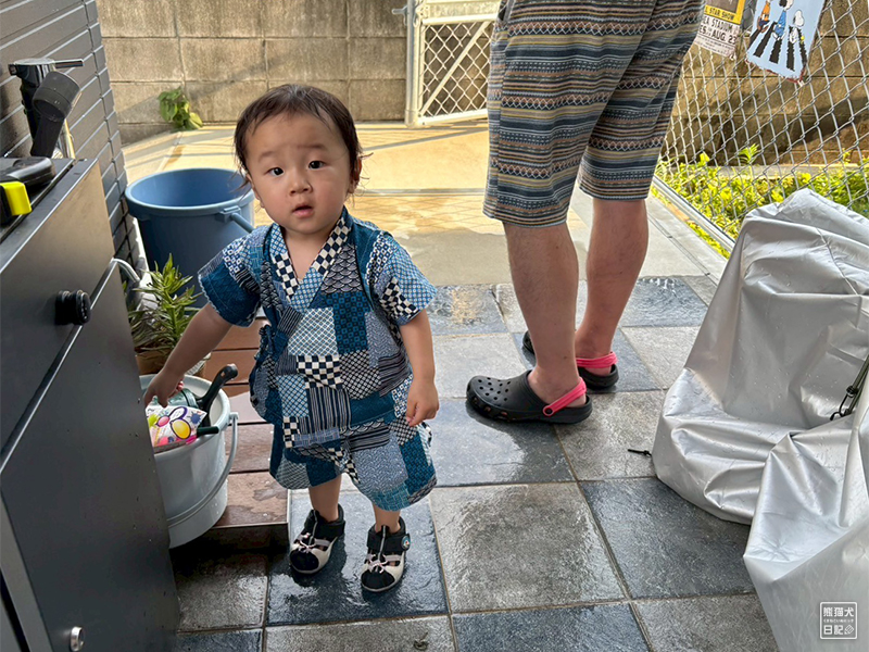 1歳児と4歳児の水遊び
