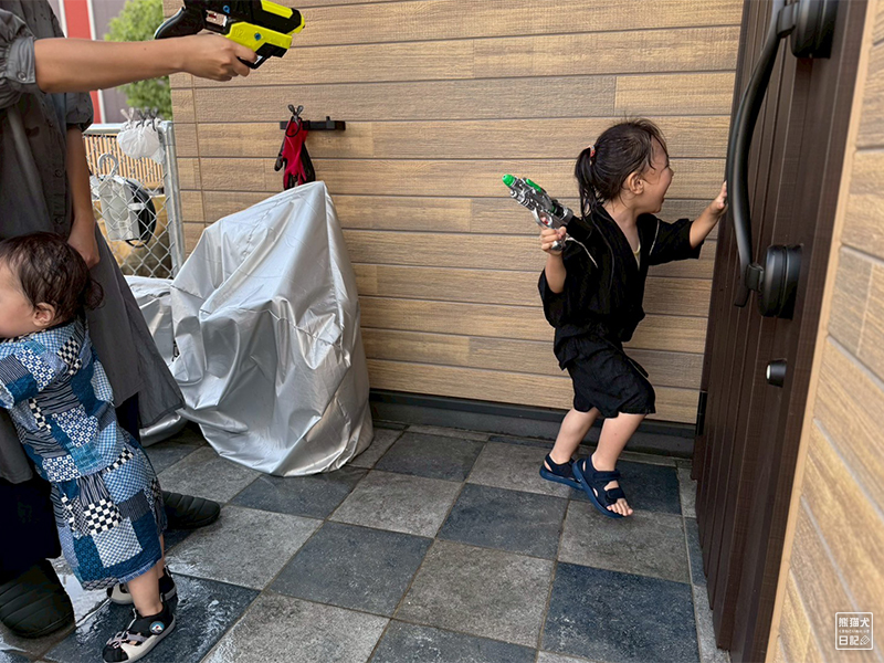 1歳児と4歳児の水遊び