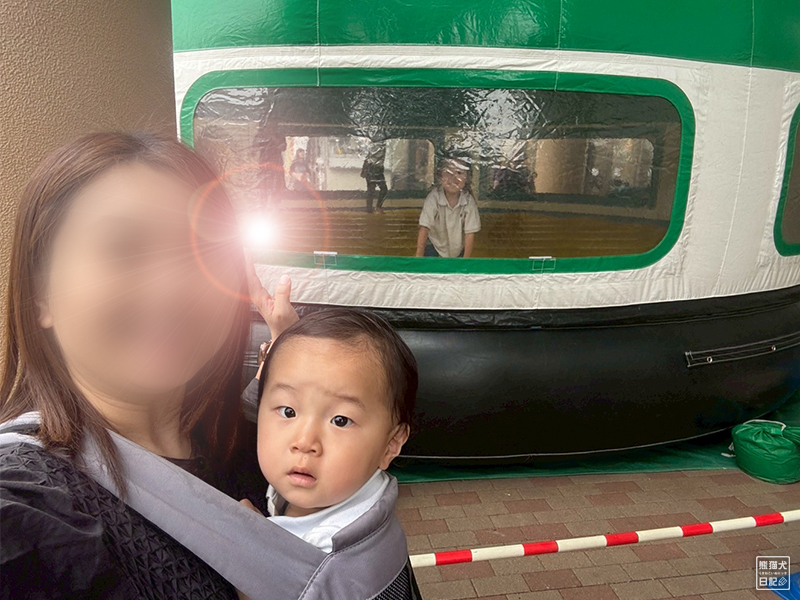 エアー遊具で遊ぶ小倅