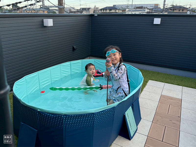 子どもたちと屋上プール