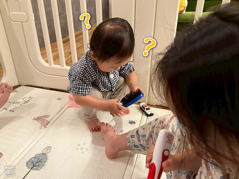 小童とブラシ