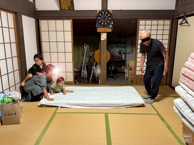 祖父と孫の布団敷き