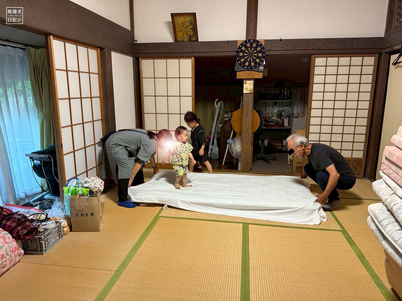 祖父と孫の布団敷き