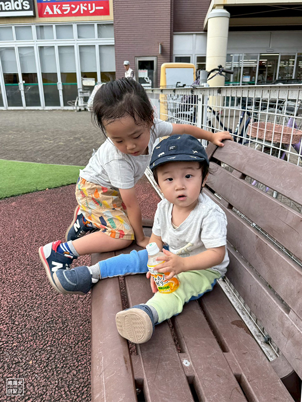 小童と小倅の遊具遊び