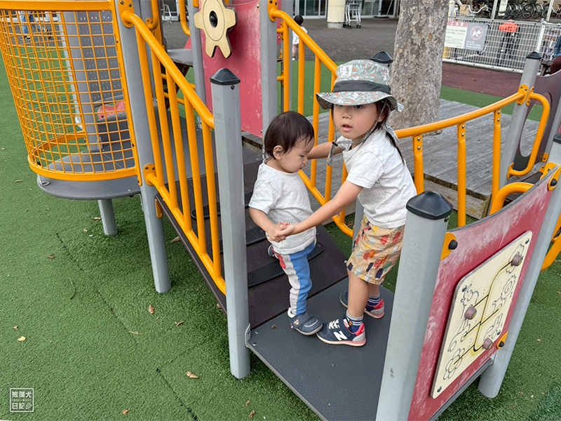 小童と小倅の遊具遊び