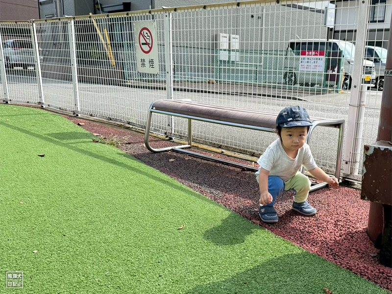 小童と小倅の遊具遊び