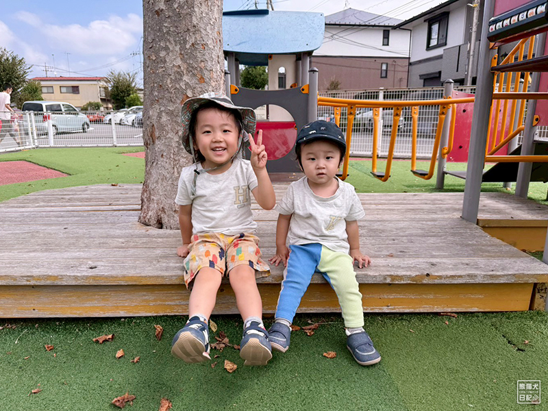 小童と小倅の遊具遊び