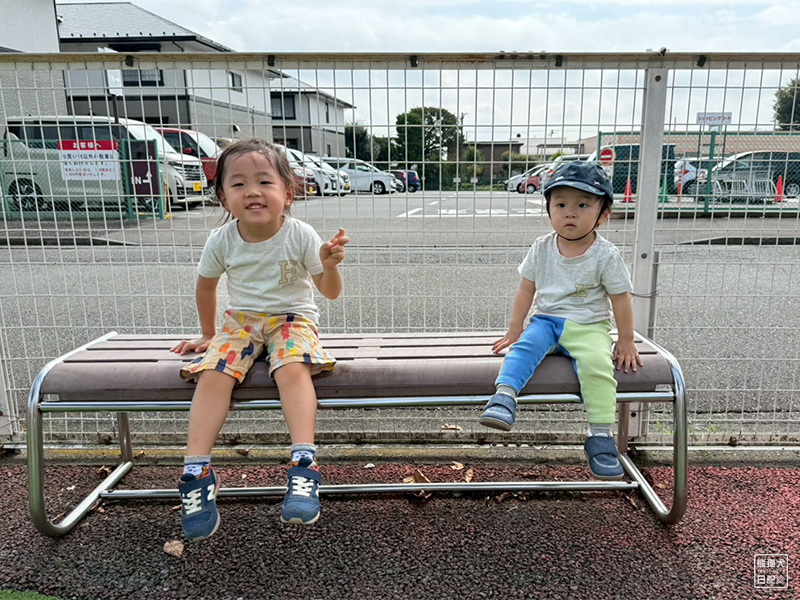 小童と小倅の遊具遊び