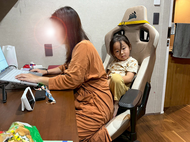 嫁女房に甘える小倅